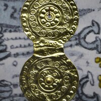 Fíbula de folha dupla dourada (cópia), Túmulo de Hallstatt 505, 600 a.C.jpg